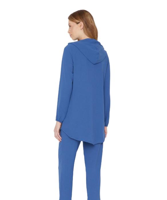 niebieska bluza z kapturem