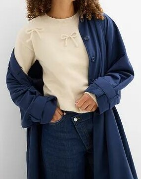 SWETER Z KOKARDKAMI
