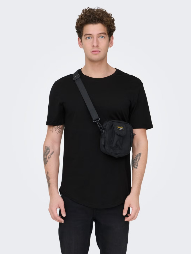 czarny t-shirt okrągły dekolt krótki rękaw
