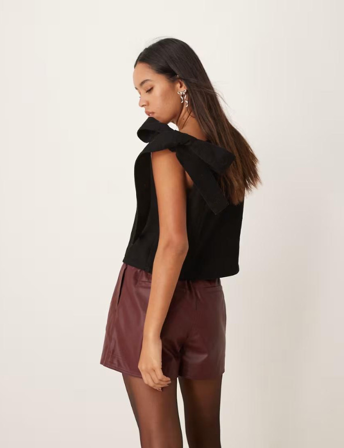 CZARNY TOP JEANS KOKARDA ZDOBIENIE