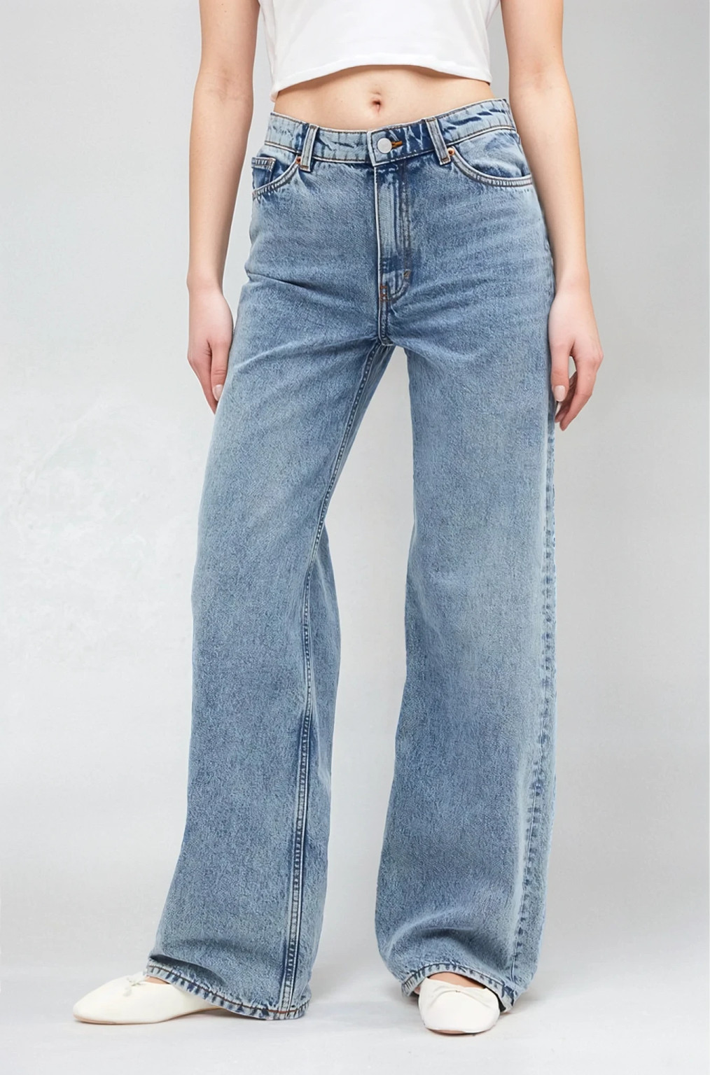 niebieskie spodnie jeans