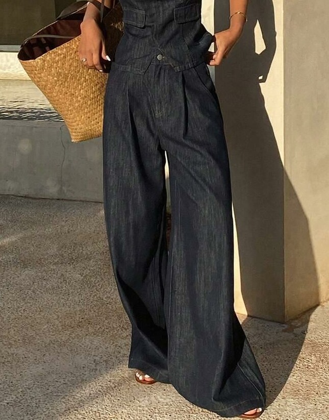 granatowe spodnie jeans