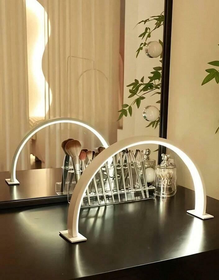 biała lampa półkole 