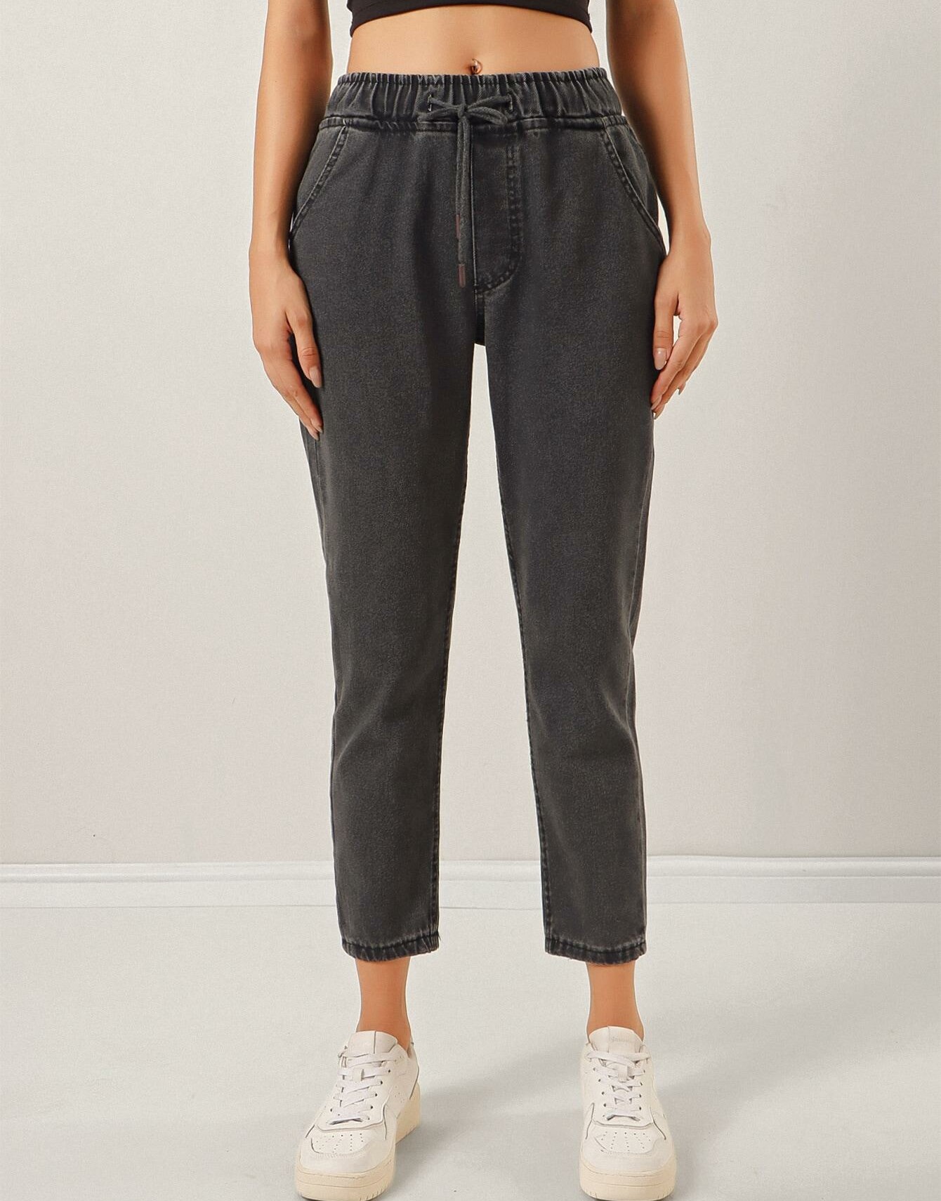 czarne spodnie jeans