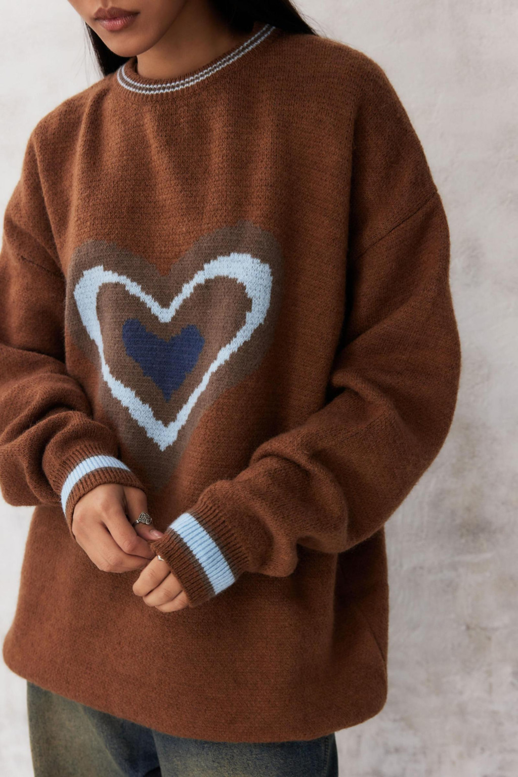 brązowy sweter oversize wzór serce