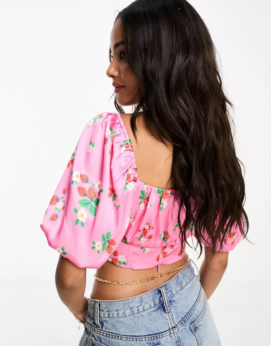 różowy satynowy crop top falbana print truskawki