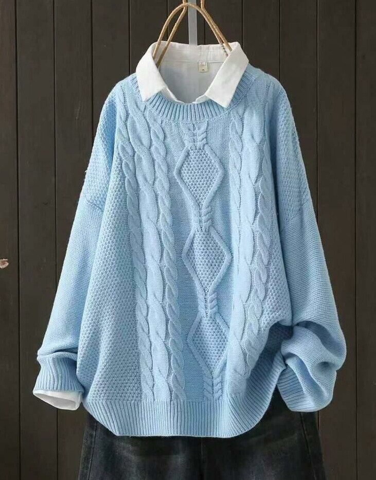niebieski sweter oversize