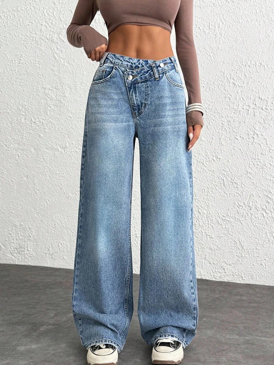 niebieskie spodnie jeans