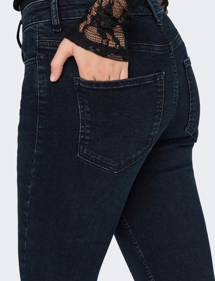 czarne spodnie jeans