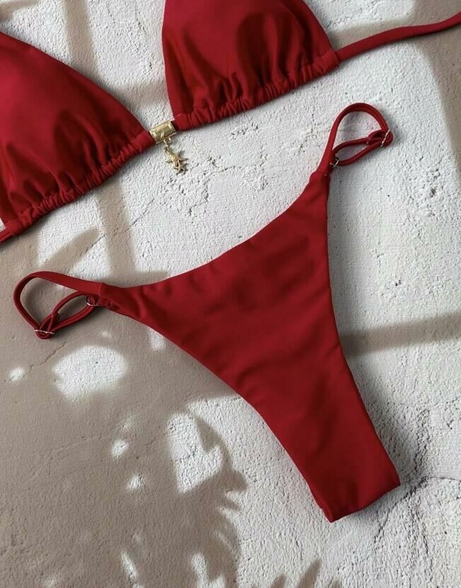 czerwony dół od bikini