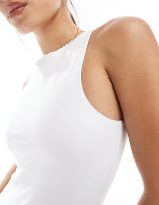 białe body bez rękawów basic