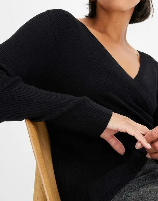 SWETER Z DEKOLTEM W SEREK 