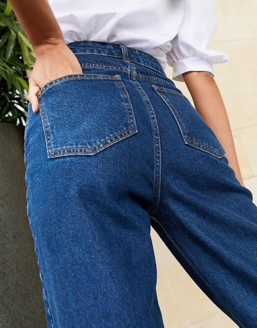 niebieskie spodnie jeans 