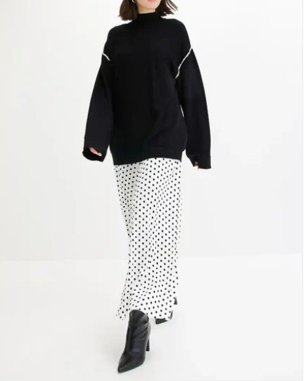 SWETER Z OZDOBNYMI PRZESZYCIAMI 