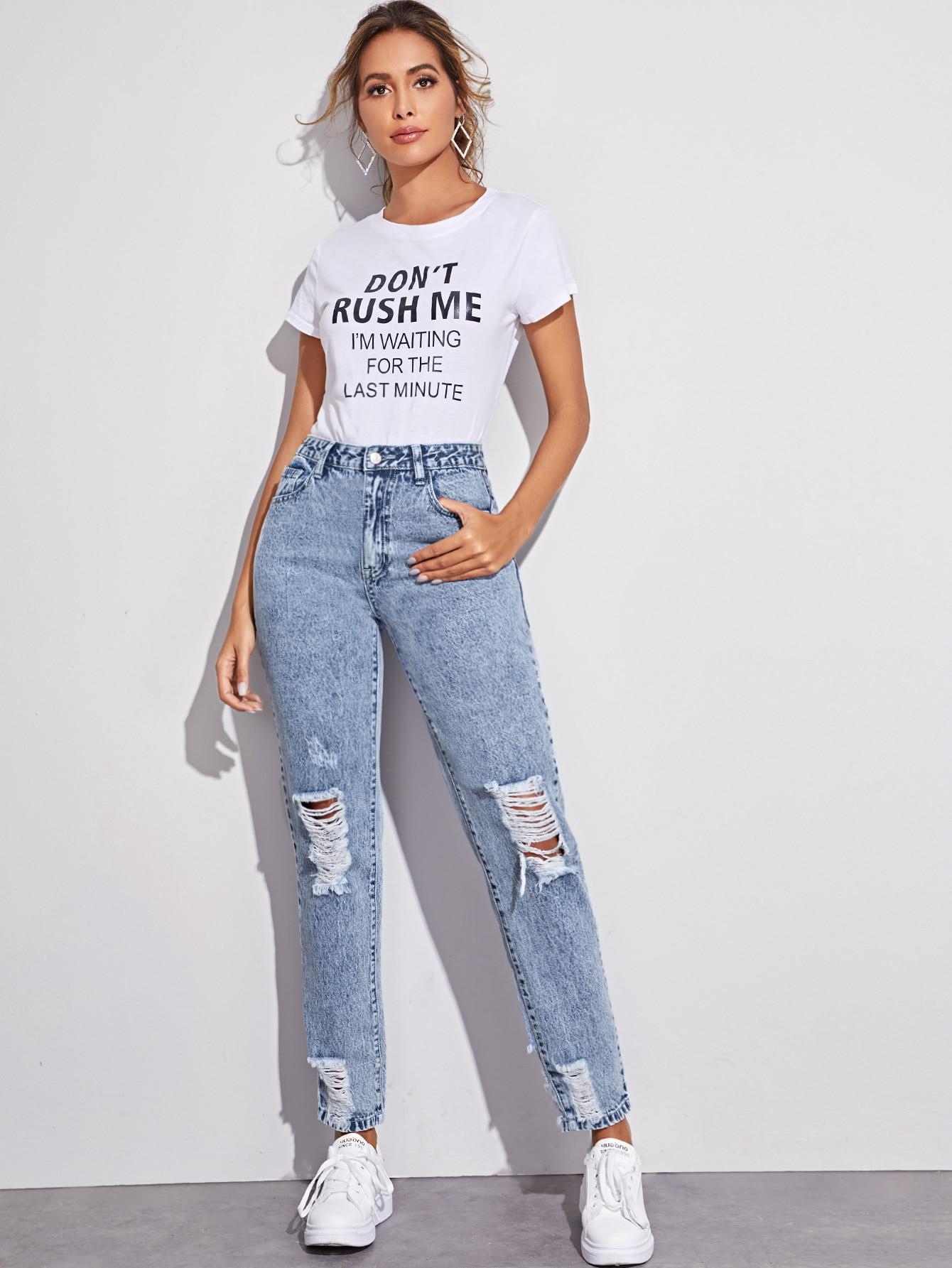 niebieskie spodnie jeans