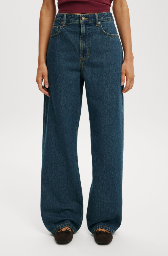 niebieskie spodnie jeans proste nogawki
