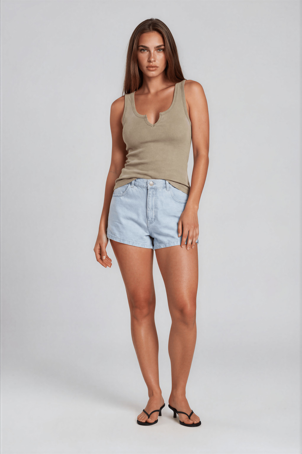 niebieskie krótkie spodenki jeans