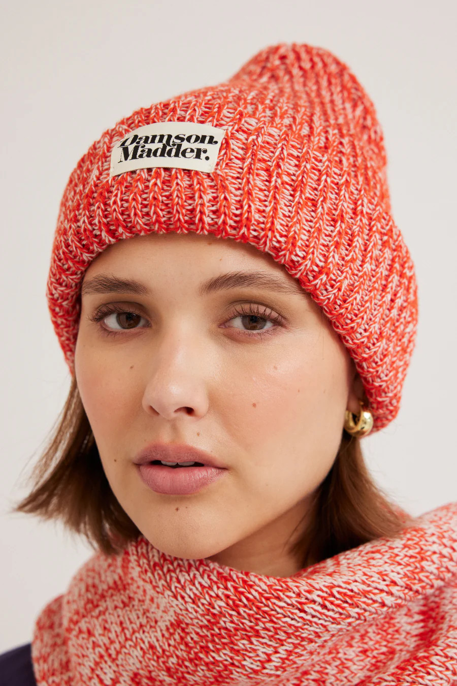 czerwona czapka beanie logo