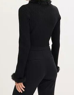 SWETER DAMSKI REGULAR Z GŁĘBOKIM DEKOLTEM