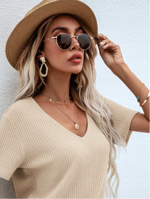 beżowa bluzka v-neck