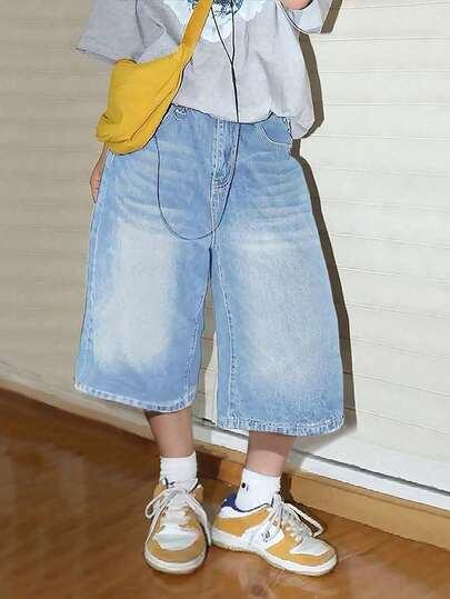niebieskie spodenki jeans