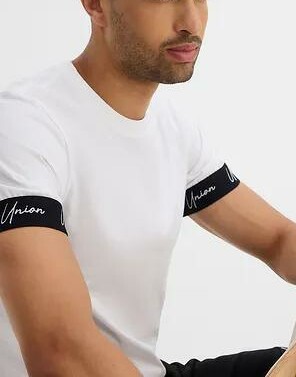 T-SHIRT Z KRÓTKIM RĘKAWEM
