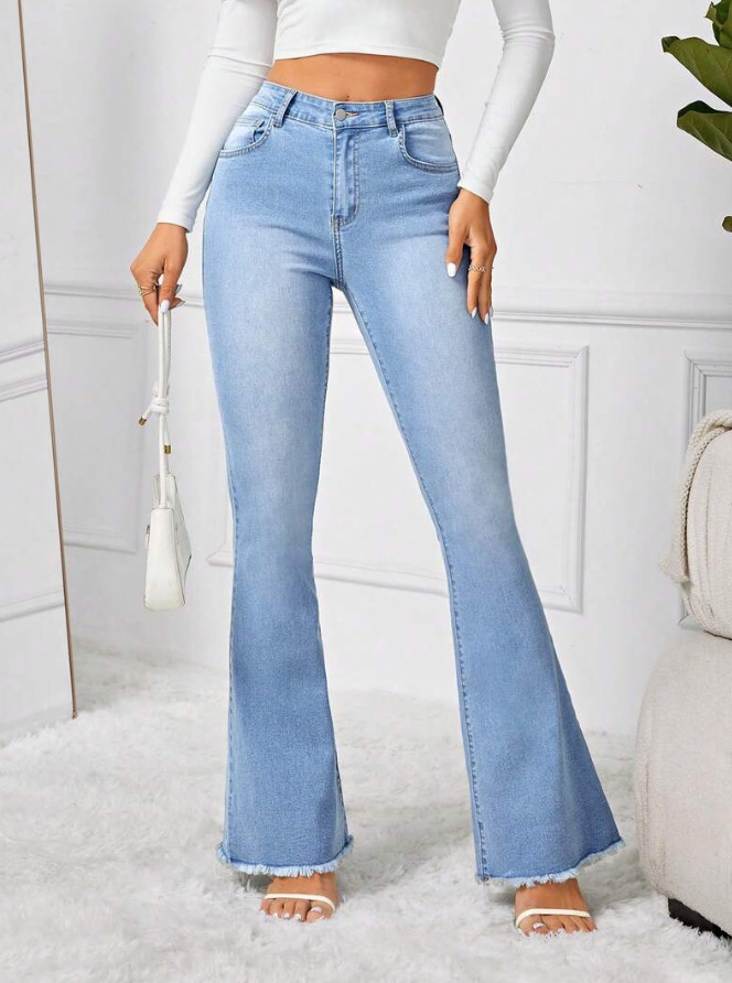 niebieskie spodnie jeans