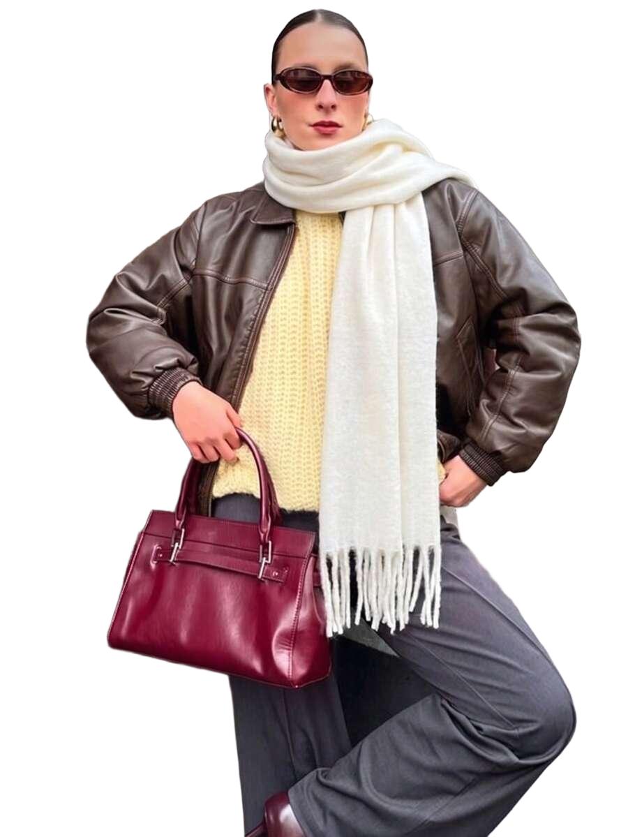 biały szalik frędzle