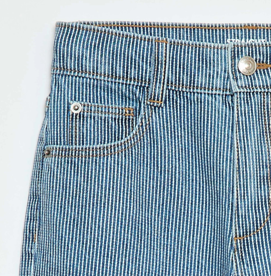 niebieskie spodnie jeans paski