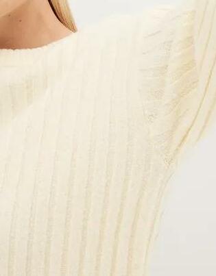 SWETER W PRĄŻEK