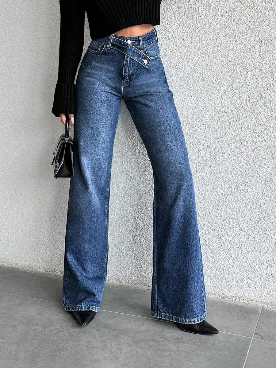 niebieskie spodnie jeans
