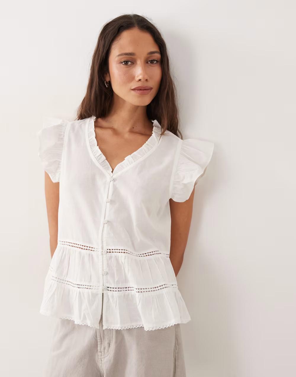 biała bluzka bez rękawów v-neck