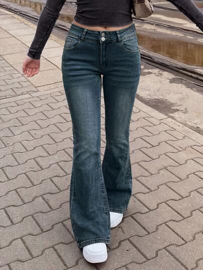niebieskie spodnie jeans