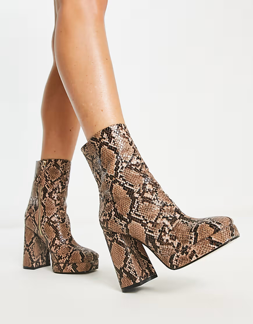 brązowe botki na słupku snake print