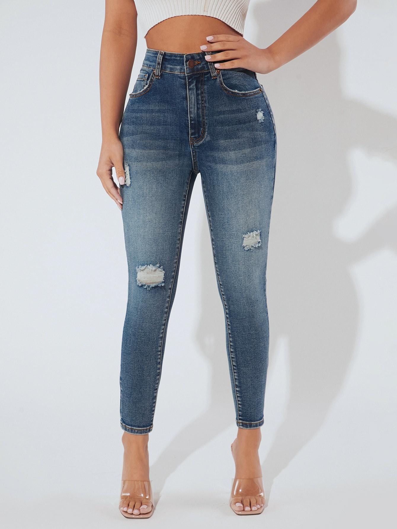 niebieskie spodnie jeans