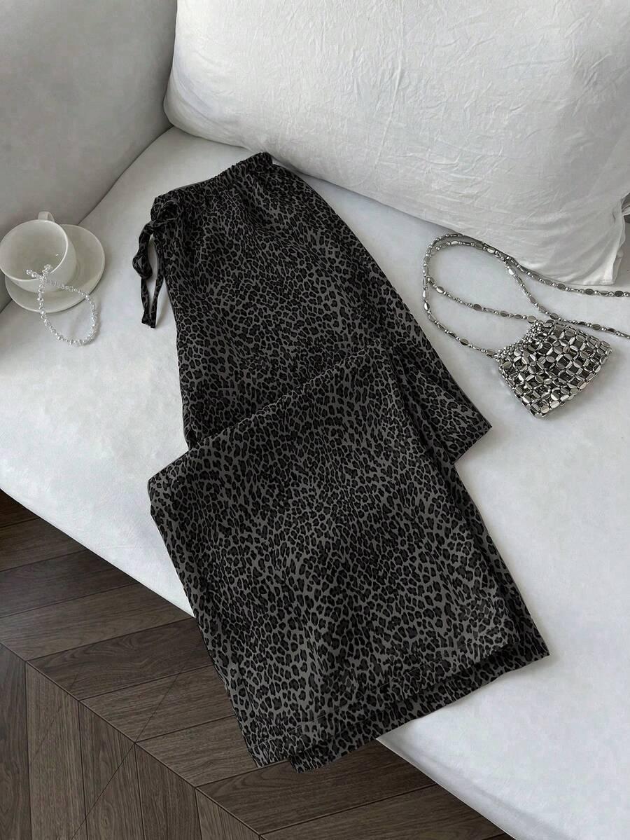 czarne spodnie animal print