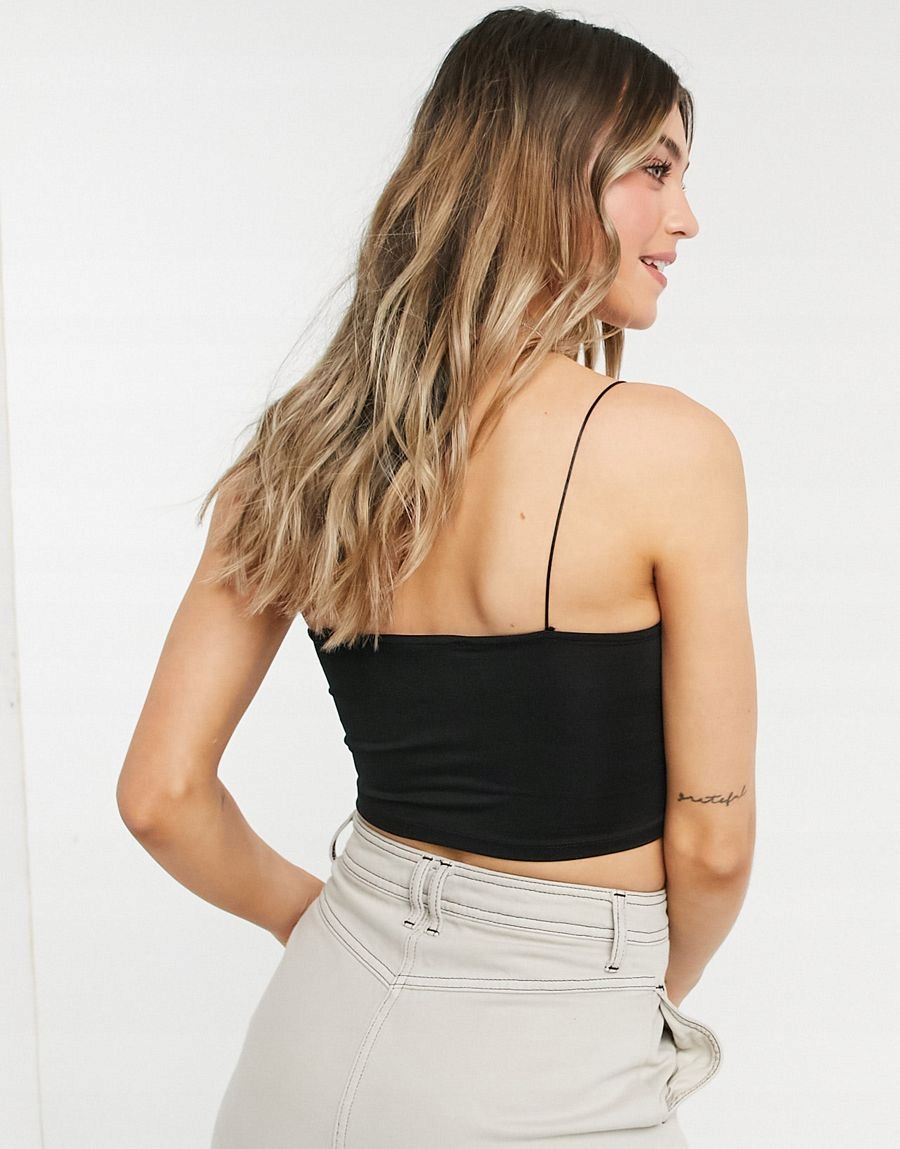 czarny crop top na ramiączkach 