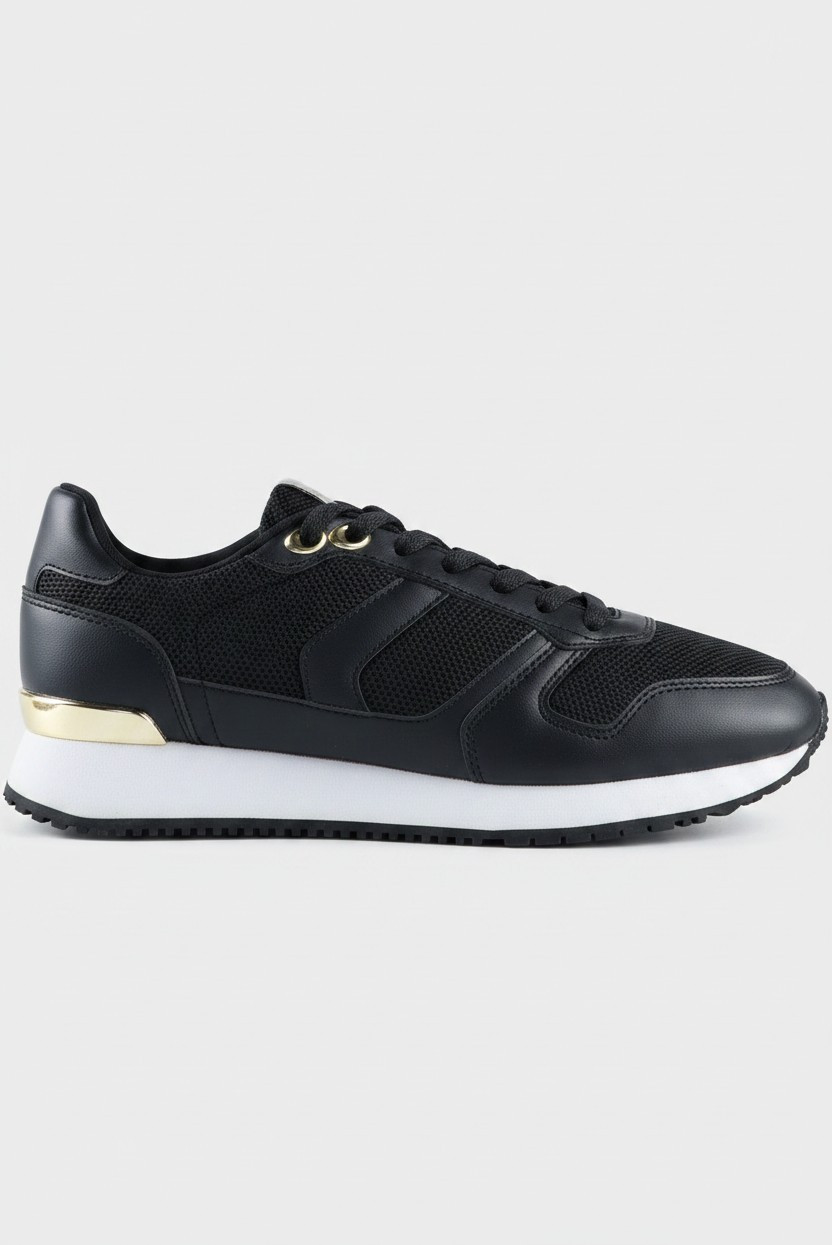 sznurowane czarne buty sportowe