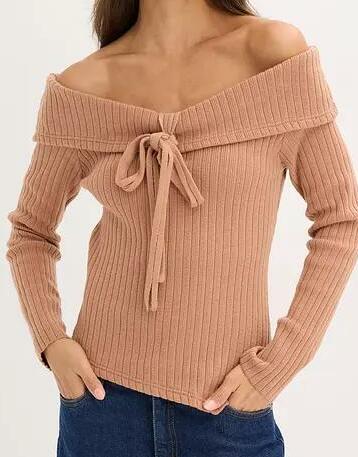 SWETER Z ODKRYTYMI RAMIONAMI