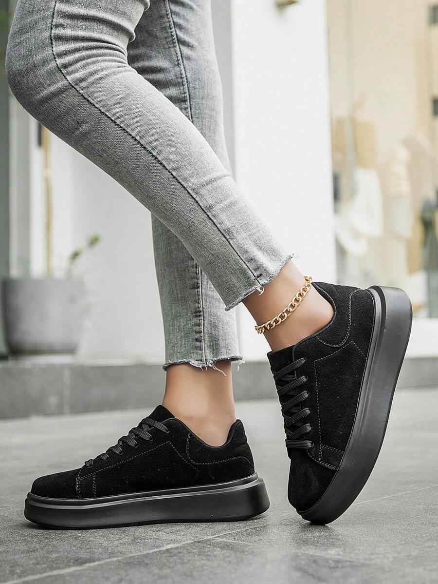 czarne sznurowane buty sportowe 