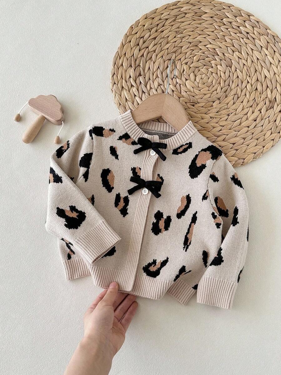 sweter zapinany wzór zwierzęcy