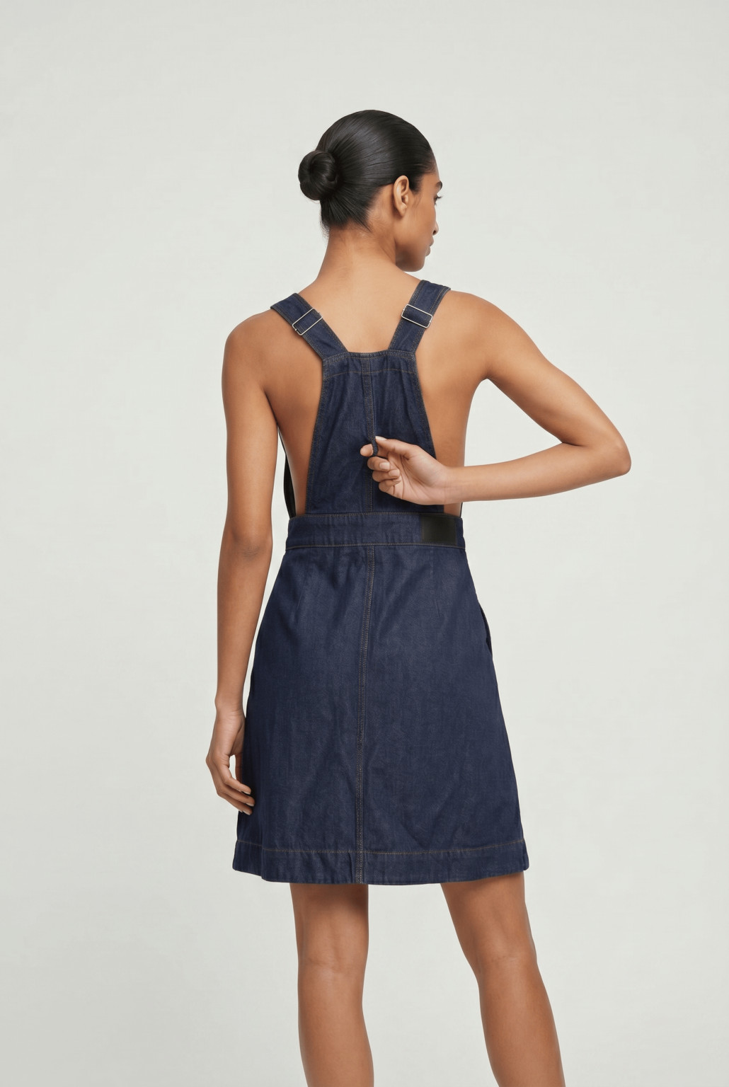 mini sukienka ogrodniczka jeans