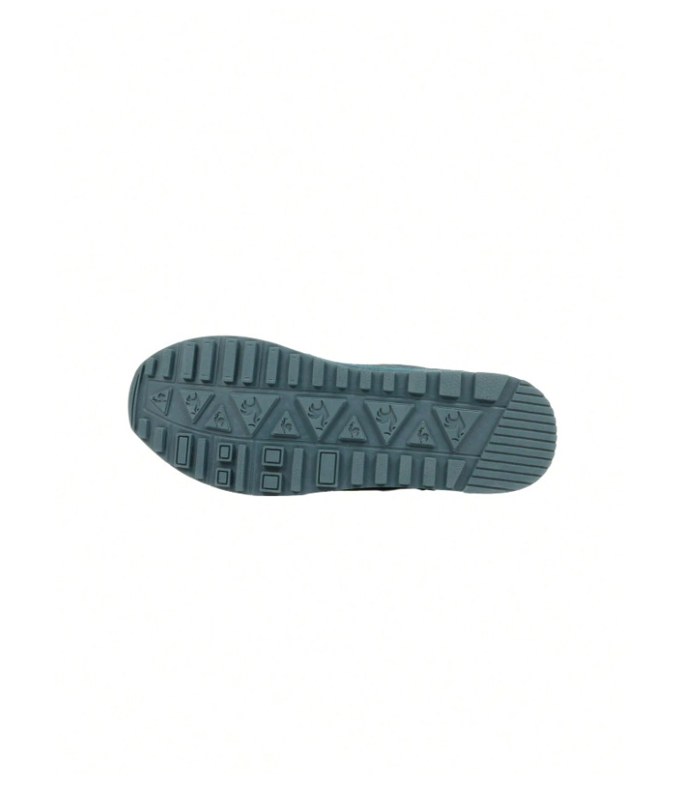 sznurowane buty sportowe