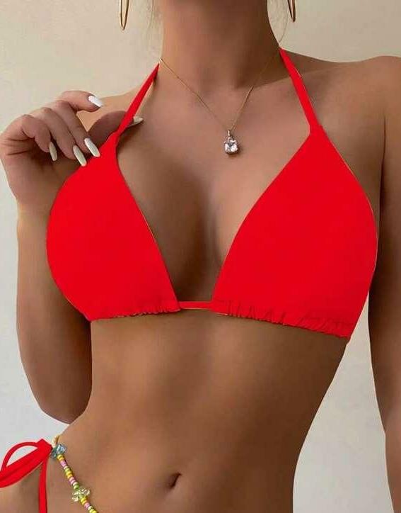 czerwona góra od bikini