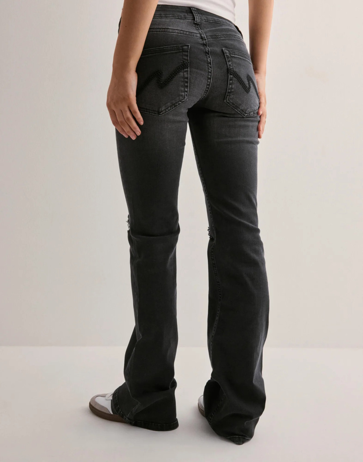 SPODNIE Z NISKIM STANEM JEANS BOOTCUT DZIURY