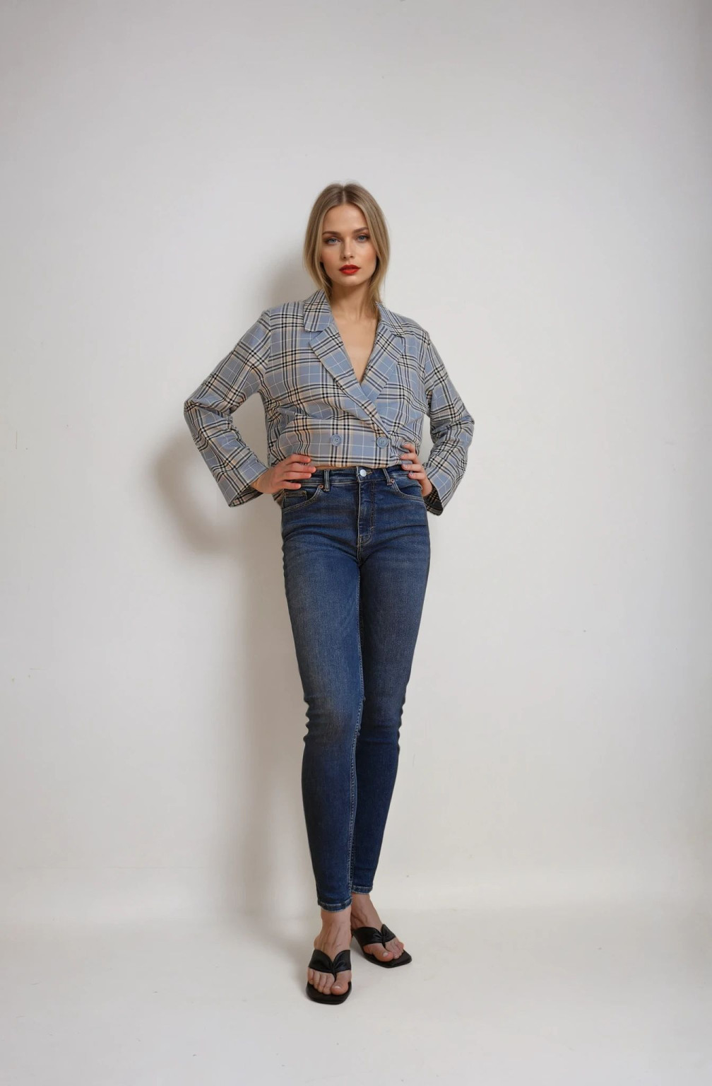 niebieskie spodnie rurki jeans