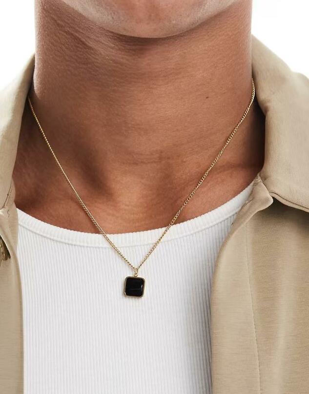 pozłacany naszyjnik z czarną zawieszką