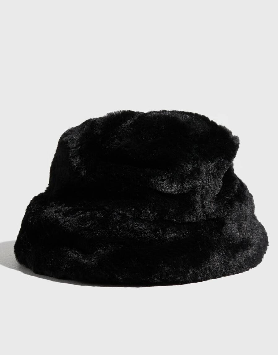 czarny kapelusz bucket futerko