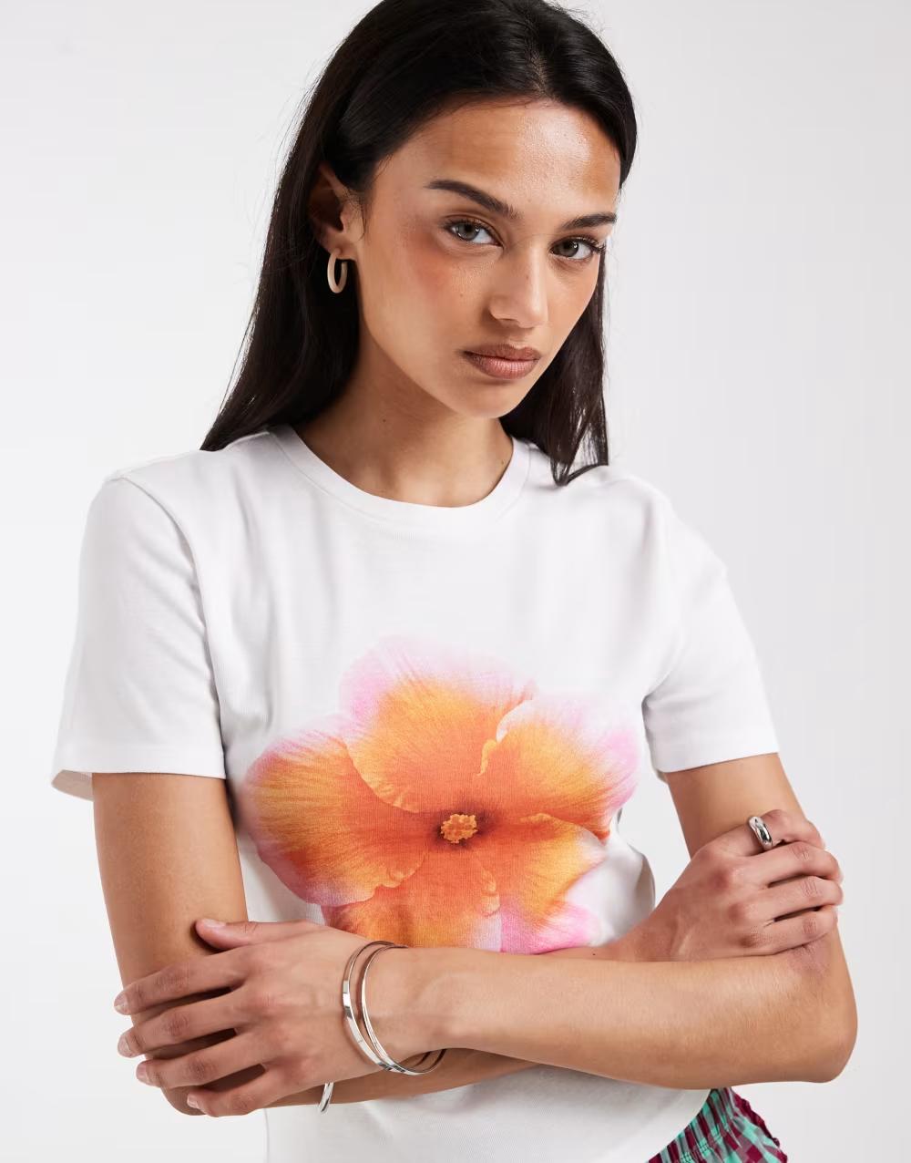 BIAŁY T-SHIRT KRÓTKI RĘKAW NADRUK KWIAT