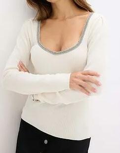 SWETER Z DZIANINY Z OZDOBNYM DETALEM